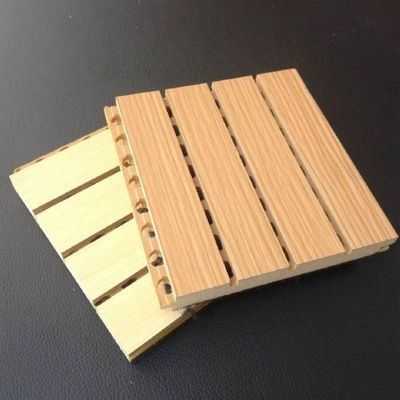 600*600 Огнеупорная акустическая абсорбция звука Деревянная панель для стенового декоративного материала