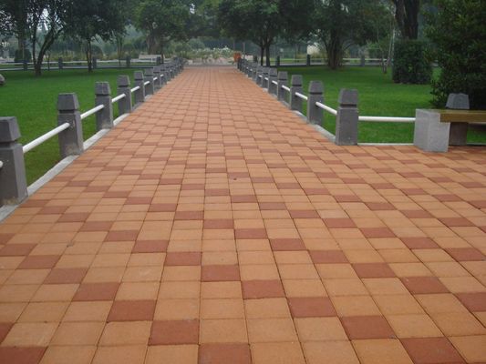 Уровень поглощения воды менее 6% коричневый пористый проницаемый кирпичный гравий дорожный подъезд